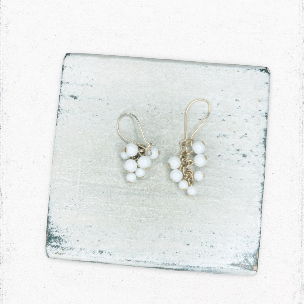 5035u. White Plastic Drop Earrings